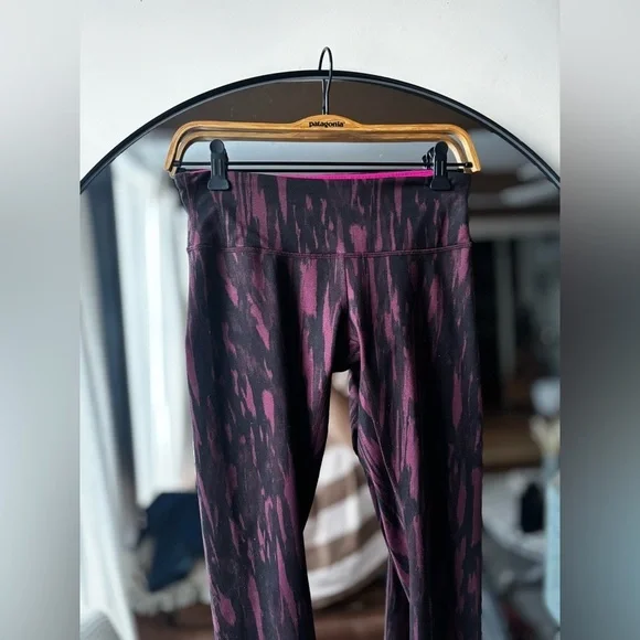 LULU LEMON | winder under high rise tight | size 6 - Picture 5 of 6